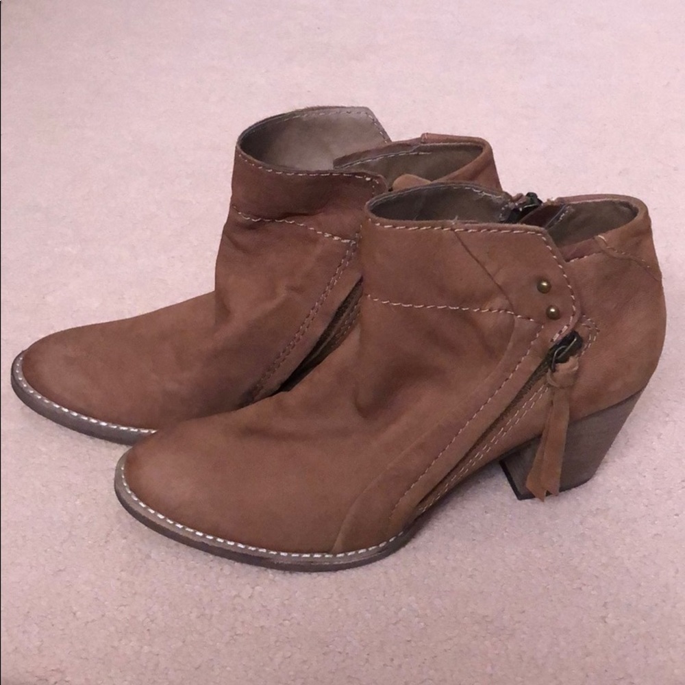 Dolce Vita brown leather “Jessie” booties